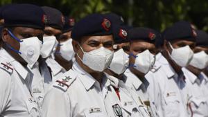 Ten thousand pollution masks (N95) were distributed among Delhi Traffic Police personnel to minimise the impact of toxic air at Traffic Police Headquarters, in Pusa, New Delhi on Tuesday.(Vipin Kumar/HT Photo) Ten thousand pollution masks (N95) were distributed among Delhi Traffic Police personnel to minimise the impact of toxic air at Traffic Police Headquarters, in Pusa, New Delhi on Tuesday.(Vipin Kumar/HT Photo)