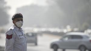 A Delhi traffic policeman wearing mask in Delhi during the persistent smog of November 2016.(Raj K Raj/HT Photo) A Delhi traffic policeman wearing mask in Delhi during the persistent smog of November 2016.(Raj K Raj/HT Photo)