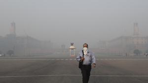 A man wears a mask as smog covers Rajpath after Diwali celebration in New Delhi, on Friday.(Arvind Yadav/HT PHOTO) A man wears a mask as smog covers Rajpath after Diwali celebration in New Delhi, on Friday.(Arvind Yadav/HT PHOTO)