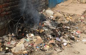 Open burning of waste has often been blamed for the declining air quality in Gurgaon.(Parveen Kumar/HT FILE) Open burning of waste has often been blamed for the declining air quality in Gurgaon.(Parveen Kumar/HT FILE)