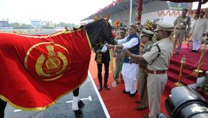 Union home minister Rajnath Singh felicitates Black Beauty, a thoroughbred, during the 56th Raising Day of the Indo Tibetan Border Police force in Greater Noida on Tuesday.(Sunil Ghosh/HT Photo) Union home minister Rajnath Singh felicitates Black Beauty, a thoroughbred, during the 56th Raising Day of the Indo Tibetan Border Police force in Greater Noida on Tuesday.(Sunil Ghosh/HT Photo)