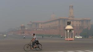 A cyclist rides on a street amid smog in New Delhi on October 20, the day after the Diwali festival.(AFP) A cyclist rides on a street amid smog in New Delhi on October 20, the day after the Diwali festival.(AFP)