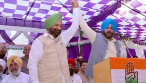 Navjot Singh Sidhu declared Congress MLA from Dera Baba Nanak, Sukhjinder Randhawa as ‘Majhe da Jarnail (commander) since Congress candidate Sunil Jakhar had won the election.(Sameer Sehgal/HT) Navjot Singh Sidhu declared Congress MLA from Dera Baba Nanak, Sukhjinder Randhawa as ‘Majhe da Jarnail (commander) since Congress candidate Sunil Jakhar had won the election.(Sameer Sehgal/HT)