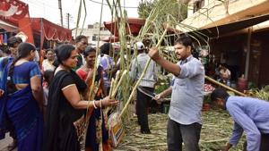 Devotees shopping for Chhath Puja at a market in Gurgaon.(Sanjeev Verma/HT Photo) Devotees shopping for Chhath Puja at a market in Gurgaon.(Sanjeev Verma/HT Photo)