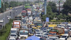 Mahamaya flyover was among the many key roads connecting Noida and Delhi that experienced bumper-to-bumper traffic in October.(HT File Photo) Mahamaya flyover was among the many key roads connecting Noida and Delhi that experienced bumper-to-bumper traffic in October.(HT File Photo)