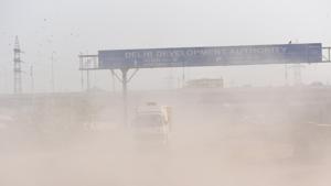 Dust from new road construction site at NH-24 near Ghazipur in New Delhi, India, on October 24.(Ravi Choudhary/HT PHOTO) Dust from new road construction site at NH-24 near Ghazipur in New Delhi, India, on October 24.(Ravi Choudhary/HT PHOTO)