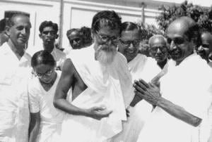 Bhoodan movement leader Acharya Vinoba Bhave (centre).(File photo) Bhoodan movement leader Acharya Vinoba Bhave (centre).(File photo)