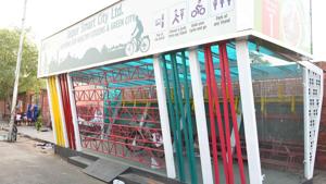 The bicycle sharing stand at Ram Niwas Bagh in Jaipur.(HT Photo) The bicycle sharing stand at Ram Niwas Bagh in Jaipur.(HT Photo)