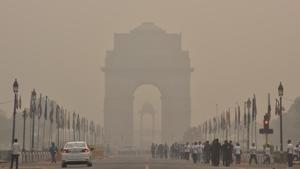 Thick smog envelops the area near India Gate in New Delhi on October 31.(HT PHOTO) Thick smog envelops the area near India Gate in New Delhi on October 31.(HT PHOTO)