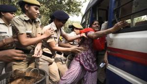 A protestor being detained after civic officials demolished tents and makeshift structures at Jantar Mantar in New Delhi.(Burhaan Kinu/HT Photo) A protestor being detained after civic officials demolished tents and makeshift structures at Jantar Mantar in New Delhi.(Burhaan Kinu/HT Photo)