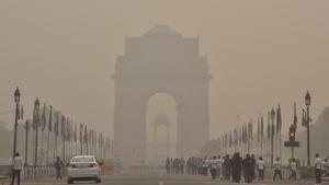 In the morning, the level of PM2.5 has touched emergency levels (severe plus category) in some pollution monitoring stations like DTU, ITO, Anand Vihar and RK Puram. Pollution level was found to be the least between 5pm and 6pm.(Sonu Mehta/HT Photo) In the morning, the level of PM2.5 has touched emergency levels (severe plus category) in some pollution monitoring stations like DTU, ITO, Anand Vihar and RK Puram. Pollution level was found to be the least between 5pm and 6pm.(Sonu Mehta/HT Photo)