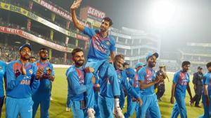 Ashish Nehra waves to crowd after his retirement from all forms of cricket during the first India vs New Zealand T20 at Feroz Shah Kotla Stadium.(PTI) Ashish Nehra waves to crowd after his retirement from all forms of cricket during the first India vs New Zealand T20 at Feroz Shah Kotla Stadium.(PTI)
