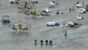 People walk through a flooded area of Marina Beach after heavy rains in Chennai on November 3, 2017.(AFP Photo) People walk through a flooded area of Marina Beach after heavy rains in Chennai on November 3, 2017.(AFP Photo)