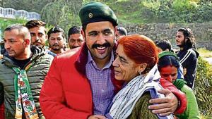 Vikramaditya Singh canvassing in rural Shimla on Friday.(HT Photo) Vikramaditya Singh canvassing in rural Shimla on Friday.(HT Photo)