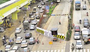 The Metro work between Vanaz and Shivajingar godown has already started.(HT PHOTO) The Metro work between Vanaz and Shivajingar godown has already started.(HT PHOTO)