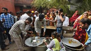 Locals living near Kathputli Colony providing food to the evicted residents.(Sanchit Khanna/ Hindustan Times) Locals living near Kathputli Colony providing food to the evicted residents.(Sanchit Khanna/ Hindustan Times)
