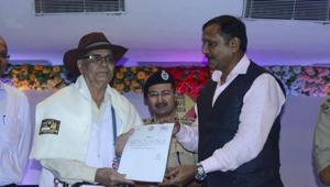 Flight sergeant (retired) Mukul Joshi, also known as Traffic Baba, passed away on Sunday. This picture was taken on September 9, 2017, when he was felicitated by ADG (law and order) Anand Kumar for his traffic awareness campaign. Flight sergeant (retired) Mukul Joshi, also known as Traffic Baba, passed away on Sunday. This picture was taken on September 9, 2017, when he was felicitated by ADG (law and order) Anand Kumar for his traffic awareness campaign.