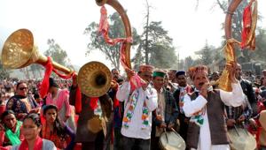 Musicians play traditional instruments at a Congress rally in Kullu in Himachal Pradesh. (Aqil Khan / HT Photo) Musicians play traditional instruments at a Congress rally in Kullu in Himachal Pradesh. (Aqil Khan / HT Photo)