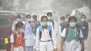 School children braved dense smog on Wednesday with face masks in Ghaziabad.(Sakib Ali/HT Photo) School children braved dense smog on Wednesday with face masks in Ghaziabad.(Sakib Ali/HT Photo)