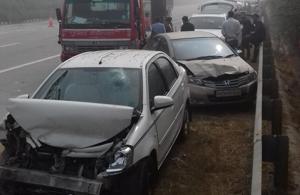 Vehicles met with an accident due to heavy smog on Yamuna Expressway, Dankaur, on Wednesday.(Shri Kumar Bajpai/HT) Vehicles met with an accident due to heavy smog on Yamuna Expressway, Dankaur, on Wednesday.(Shri Kumar Bajpai/HT)