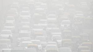 Vehicles drive through heavy smog in Delhi on November 8.(REUTERS) Vehicles drive through heavy smog in Delhi on November 8.(REUTERS)