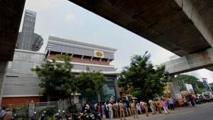 Media persons stand in front of the Jaya TV office where Income Tax officials conducted a raid in Chennai on Thursday. Jaya TV is run by the family of jailed AIADMK leader VK Sasikala.(PTI) Media persons stand in front of the Jaya TV office where Income Tax officials conducted a raid in Chennai on Thursday. Jaya TV is run by the family of jailed AIADMK leader VK Sasikala.(PTI)