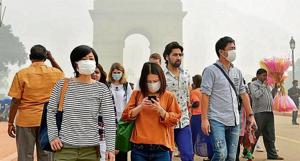 People wear protective masks at Rajpath as pollution level remained severe in the Capital on Sunday.(PTI) People wear protective masks at Rajpath as pollution level remained severe in the Capital on Sunday.(PTI)