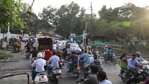 Traffic jams are common at the railway crossing in Ghorpadi as its gates are closed frequently to facilitate the movement of trains.(RAHUL RAUT/HT PHOTO) Traffic jams are common at the railway crossing in Ghorpadi as its gates are closed frequently to facilitate the movement of trains.(RAHUL RAUT/HT PHOTO)