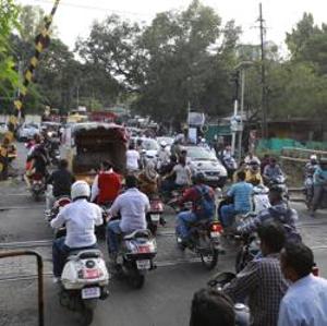 As population has increased in Mundwa, Gorpadi and Kalyaninagar area, traffic jam near railway gate at Ghorpadi has become common feature. The PMC has now received all permissions and has approved <span class='webrupee'>₹</span>10 crore to start RoB work in Pune(Rahul Raut/HT PHOTO)