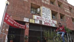 The students alleged that they cannot access any videos relating to JNU student leaders Kanhaiya Kumar, Shehla Rashid and politicians Rahul Gandhi, Arvind Kejriwal, Mamta Bannerjee. Other members of opposition parties “are showing no results”.(Sushil Kumar/HT PHOTO) The students alleged that they cannot access any videos relating to JNU student leaders Kanhaiya Kumar, Shehla Rashid and politicians Rahul Gandhi, Arvind Kejriwal, Mamta Bannerjee. Other members of opposition parties “are showing no results”.(Sushil Kumar/HT PHOTO)