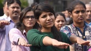 Around 100 people on Wednesday took a pledge to curb air pollution at an event in CyberHub.(Sanjeev Verma/HT PHOTO) Around 100 people on Wednesday took a pledge to curb air pollution at an event in CyberHub.(Sanjeev Verma/HT PHOTO)