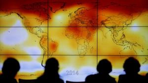 Participants look at a screen showing a world map with climate anomalies during the world climate change conference in 2015.(Reuters file photo) Participants look at a screen showing a world map with climate anomalies during the world climate change conference in 2015.(Reuters file photo)