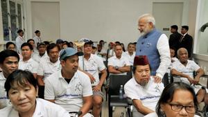 Prime Minister Narendra Modi interacts with the Jaipur Foot beneficiaries, in Manila, Philippines, on Monday.(PTI) Prime Minister Narendra Modi interacts with the Jaipur Foot beneficiaries, in Manila, Philippines, on Monday.(PTI)