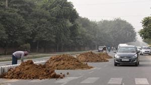 Workers leave sand uncovered while constructing a median on a road in sector 45-46, on Tuesday.(Sanjeev Verma/HT PHOTO) Workers leave sand uncovered while constructing a median on a road in sector 45-46, on Tuesday.(Sanjeev Verma/HT PHOTO)