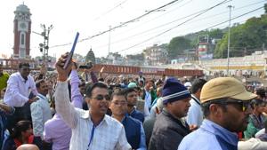 The agitated panchayat members at Har-Ki-Pauri.(HT Photo) The agitated panchayat members at Har-Ki-Pauri.(HT Photo)