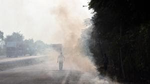 In the last four days, fines amounting to Rs 80,000 has been collected by the MCG, while challans worth Rs 20,000 has been issue by the Haryana State Pollution Control Board.(Ravi Choudhary/HT PHOTO) In the last four days, fines amounting to Rs 80,000 has been collected by the MCG, while challans worth Rs 20,000 has been issue by the Haryana State Pollution Control Board.(Ravi Choudhary/HT PHOTO)