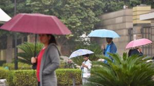 The light shower on Friday morning was accompanied by wind, helping residents breathe easy.(Sanjeev Verma/HT PHOTO) The light shower on Friday morning was accompanied by wind, helping residents breathe easy.(Sanjeev Verma/HT PHOTO)