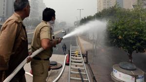 The NGT had on Tuesday asked Delhi government to identify one of the most polluted areas in the city and spray water from a height there.(Sonu Mehta/HT FILE) The NGT had on Tuesday asked Delhi government to identify one of the most polluted areas in the city and spray water from a height there.(Sonu Mehta/HT FILE)