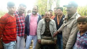 Members of bomb disposal squad with the bomb at Bhagwanpur in Roorkee on Saturday.(HT Photo) Members of bomb disposal squad with the bomb at Bhagwanpur in Roorkee on Saturday.(HT Photo)
