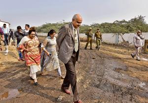 Anand Mohan Sharan, principal secretary (centre), Haryana with Gurgaon Mayor Madhu Azad (L) and Faridabad Mayor Suman Bala(R)at the Bandhwari landfill on Sunday.(Sanjeev Verma/HT PHOTO) Anand Mohan Sharan, principal secretary (centre), Haryana with Gurgaon Mayor Madhu Azad (L) and Faridabad Mayor Suman Bala(R)at the Bandhwari landfill on Sunday.(Sanjeev Verma/HT PHOTO)