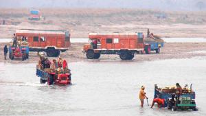 The team, apart from checking illegal quarrying on the Ganga riverbed, will also check the illegal activity in small rivulets, canals and other water bodies.(HT PHOTO) The team, apart from checking illegal quarrying on the Ganga riverbed, will also check the illegal activity in small rivulets, canals and other water bodies.(HT PHOTO)