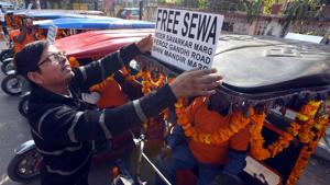 The free e-rickshaw service was kicked off on Tuesday at the Lajpat Nagar market.(Sonu Mehta/HT PHOTO) The free e-rickshaw service was kicked off on Tuesday at the Lajpat Nagar market.(Sonu Mehta/HT PHOTO)