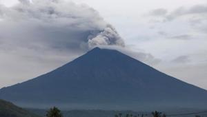Mount Agung volcano erupts as seen from Amed, Karangasem Regency, Bali, Indonesia.(Reuters Photo) Mount Agung volcano erupts as seen from Amed, Karangasem Regency, Bali, Indonesia.(Reuters Photo)