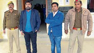 (Left to right) Jeetu and Vikas, who allegedly cheated Mohit Goyal.(HT Photo) (Left to right) Jeetu and Vikas, who allegedly cheated Mohit Goyal.(HT Photo)