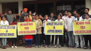 Chintpurni Medical College students protesting outside the headquarters of the Medical Council of India in New Delhi on Monday.(HT Photo) Chintpurni Medical College students protesting outside the headquarters of the Medical Council of India in New Delhi on Monday.(HT Photo)