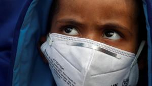 A child wears a face mask for protection from air pollution in Delhi.(Reuters) A child wears a face mask for protection from air pollution in Delhi.(Reuters)