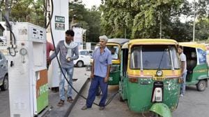 The district administration will inspect all CNG stations to see if vehicle queues were leading to jams.(HT File) The district administration will inspect all CNG stations to see if vehicle queues were leading to jams.(HT File)
