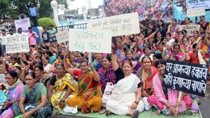 Residents affected by the proposed Ring Road project in Pune had organised a one-day fast at Dr Babasaheb Amebedkar statue chowk, Pimpri on July 20, 2017.(HT PHOTO) Residents affected by the proposed Ring Road project in Pune had organised a one-day fast at Dr Babasaheb Amebedkar statue chowk, Pimpri on July 20, 2017.(HT PHOTO)