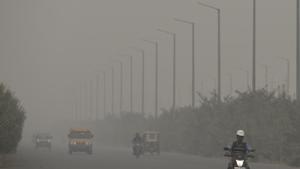 The EPCA, in the advisory, has also emphasised that all other measures falling under ‘severe’ and ‘very poor’ categories GRAP will continue to be enforced, for the time being.(Virendra Singh Gosain/HT PHOTO) The EPCA, in the advisory, has also emphasised that all other measures falling under ‘severe’ and ‘very poor’ categories GRAP will continue to be enforced, for the time being.(Virendra Singh Gosain/HT PHOTO)