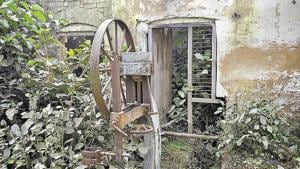 Imam Abdul Gaffar Khan’s house, a couple of kilometres from the Mughal-era mosque, is now decrepit and overrun with weeds.(HT Photo)